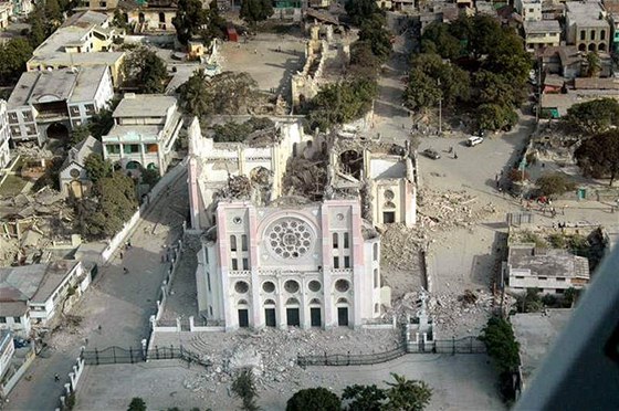 Zemtesením poboená katedrála v haitském hlavním mst Port-au-Prince. (14. ledna 2010)