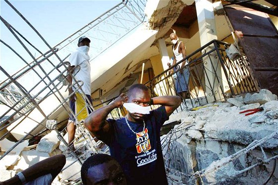 V Port-au-Prince pokraují záchranné práce. (15. ledna 2010)