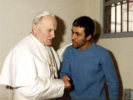 Jan Pavel II. na snímku z roku 1983 s Turkem Ali Agcou, který na nj spáchal v roce 1981 atentát