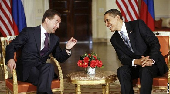 Ruský prezident Dmitrij Medvedv se svým americkým protjkem Barackem Obamou