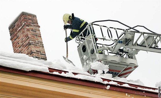 Moravskosleztí hasii vyjeli bhem dneka u ke 40 pípadm odstraování tajícího snhu a ledu ze stech. Ilustraní foto.