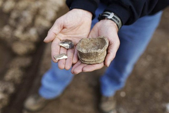 Archeologové krom zbytk budovy starých osm tisíc let nali i pazourkové nástroje a zejm i zbytky nádoby.