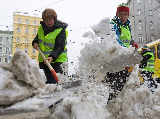 Za úklid sněhu mohou lidé v Praze 6 dostat od radnice peníze. Ilustrační foto
