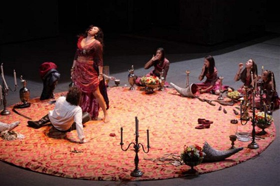 z inscenace Carmen v La Scale (Anita Rachvelishvili jako Carmen, Jonas Kaufmann jako Don José)