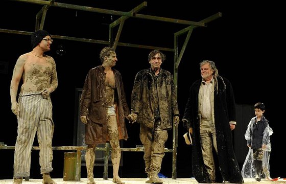 ekání na Godota v praském Národním divadle (zleva David Matásek, David Pracha, Ondej Pavelka, Jan Kaer)