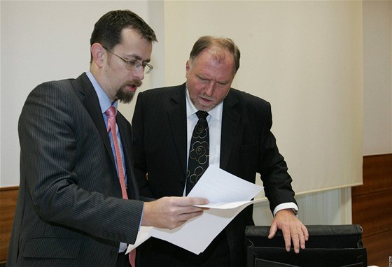 Úředník ministerstva vnitra Karel Bačkovský a advokát vlády Tomáš Sokol.