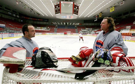 RADY OD LEGENDY. Branká Roman Turek (vpravo) je mistrem svta z Vídn 1996, s Dallasem vyhrál o ti roky pozdji Stanely Cup. V seriálu MF DNES uil gólman eských Budjovic reportéra Karla Knapa (vlevo) chytat.