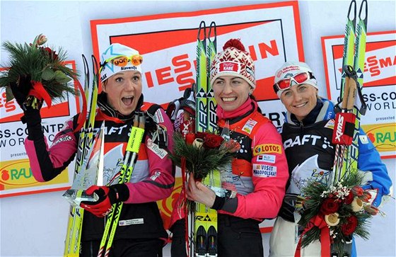 Ti nejlepí eny na Tour de Ski: zleva druhá Petra Majdiová, vítzka Justyna Kowalczyková a tetí Arianna Follisová