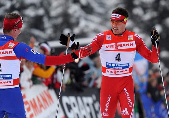 Luká Bauer (vlevo) blahopeje ke tetímu místu v Tour de Ski Dariu Colognovi