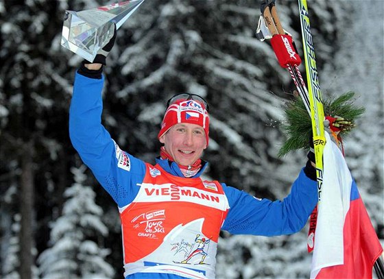 Luká Bauer s trofejí pro vítze Tour de Ski