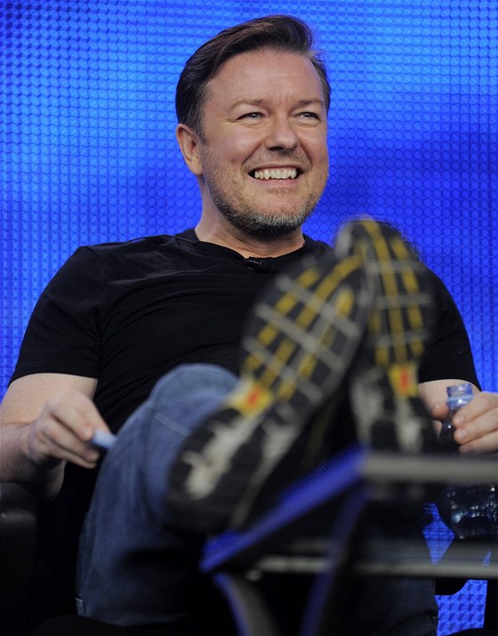 Ricky Gervais v roli zpovídaného má nohy na stole. Na Zlatých glóbech u bude jako moderátor muset stát.
