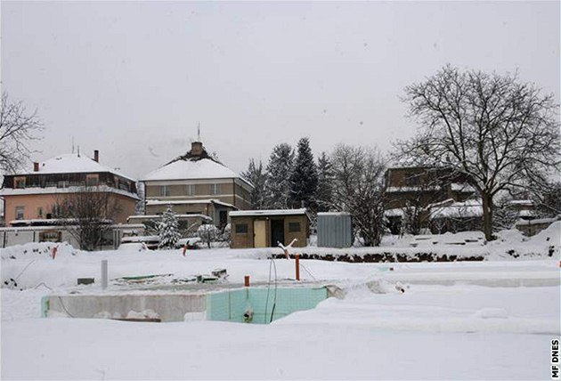 P�vodní domek Grossovi zbourali. Na jeho míst� te� vyroste luxusní vila.