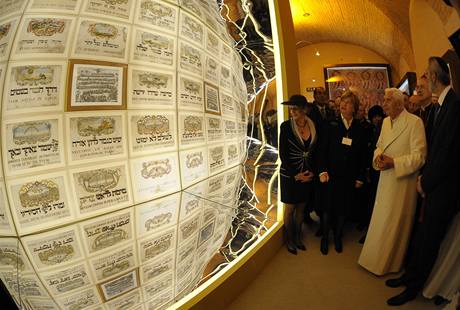 Pape Benedikt XVI. pi sv prvn nvtv msk synagogy. (17. ledna 2010)