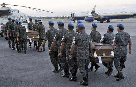 Pslunci mise OSN odnej tla jejich koleg, kte zahynuli na Haiti