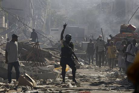 Policist v Port-au-Prince se sna zabrnit rabovn