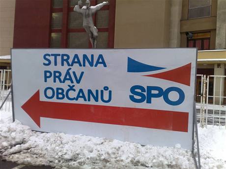 Cedule nov Zemanovy Strany prv oban se objevily na praskm Vstaviti.