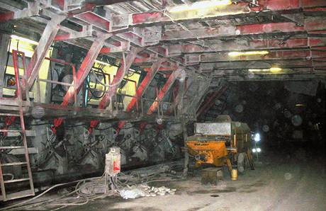 Jedna ze dvou pracovnch ploin v tunelu Blanka pod Trojou. Z jedn se instaluje izolace, z druh armatura a bednn (19. ledna 2009)
