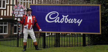 Anglian Ray Egan pevleen za Johna Bulla, kter ztlesuje britskou tvrdojnost, protestuje proti prodeji Cadbury ped sdlem firmy v Birminghamu. V ruce dr ceduli s npisem "A jde Kraft k ertu".