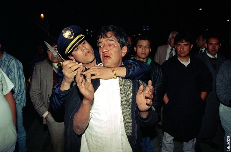 Mexico City, policista zatýká podezelého z loupee