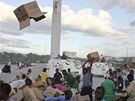Haiané odnáejí krabice z místa, kde OSN rozdávala potravinovou pomoc