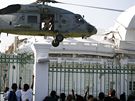 Americký vrtulník pistává na ploe ped prezidentským palácem v Port-au-Prince