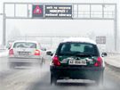 Sníh na vozovce hlásily tabule na dálnici D1 u Lokte. (10. ledna 2010)