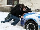 Mui se snaí pomoci idii zapadlého auta v centru Jihlavy. (11. ledna 2010)