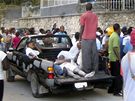 Zranní lidé se shromaují ped budovou organizace Lékai bez hranic v hlavním mst Port-au-Prince. (13. ledna 2010)