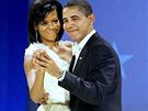 Barack Obama taní s manelkou Michelle na inauguraním plesu ve Washingtonu....