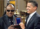 Barack Obama udlil hudebníkovi Stevie Wonderovi cenu za celoivotní dílo. Kdybych nebyl jeho fanouek, asi bych se neseznámil se svou enou, ekl Obama.. (26. února 2009)
