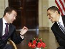 Americký prezident Barack Obama (vpravo) zahájil své evropské turné schzkou s ruským prezidentem Medvedvem.. (1. dubna 2009)