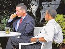 Viceprezident Joe Biden, harvardský profesor Henry Louis Gates, policista James Crowley a prezident Barack Obama spolu sedí u piva na zahrad Bílého domu. (30. ervence 2009)