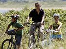 Barack Obama na výlet s rodinou a páteli v americkém stát Massachusetts. (27. srpna 2009)