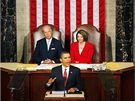 Barack Obama pednáí Kongresu projev ke zdravotním reformám. za ním sedí viceprezident Joe Biden a pedsedkyn snmovny Nancy Pelosiová.  (9. záí 2009)
