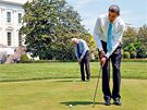 Barack Obama s viceprezidentem Joe Bidenem trénují golfové údery na greenu na zahrad Bílého domu. (24. dubna 2009)