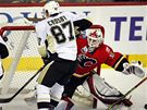 Calgary - Pittsburgh: domácí branká Miikka Kiprusoff elí nájezdu Sidneyho Crosbyho