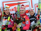 Ti nejlepí eny na Tour de Ski: zleva druhá Petra Majdiová, vítzka Justyna Kowalczyková a tetí Arianna Follisová