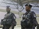 Africký pohár národ: anglotí vojáci hlídkují na stadionu