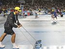 Poadatel se na Australian Open perou s vodou na kurtu