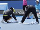 Poadatel se na Australian Open perou s vodou na kurtu