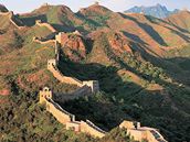 Dva lidé bagrem prokopali Velkou čínskou zeď, chtěli zkratku. Policie je zatkla