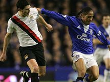 Everton - Manchester City: domc Steven Pienaar (v modrm) a Gareth Barry (vlevo)