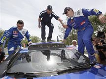 Carlos Sainz (vpravo) se svm spolujezdcem Lucasem Cruzem (vlevo) oslavuj triumf na Dakaru mezi automobily