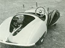 Unikátní hračku - motorové autíčko získalo do své sbírky Regionální muzeum Vysoké Mýto.