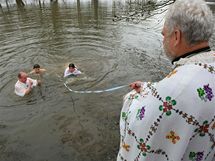 Na pravoslavn svtek Zjeven Pn posvtil duchovn Jozef Fejsak vodu vhozenm  ke do eky Svratky