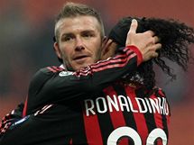 David Beckham (vlevo) a Ronaldinho