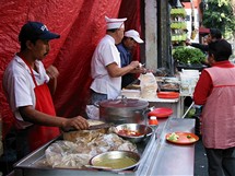 Mexico City. Pes den se mete najst kdekoliv na ulici, ale veer se jezd do restaurace autem