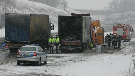 Havrie kamionu na dlnici u Lipnka nad Bevou. (18. ledna 2010)