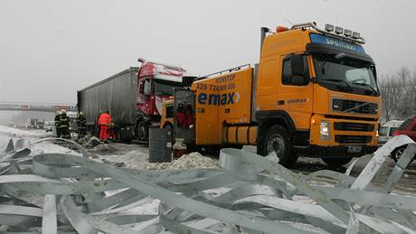 Havrie kamionu na dlnici u Lipnka nad Bevou. (18. ledna 2010)