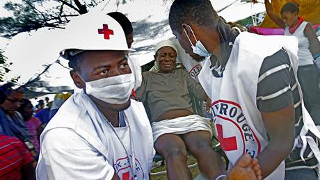 Na Haiti pomáhá po ničivém zemětřesení i Červený kříž. (15.1.2010)